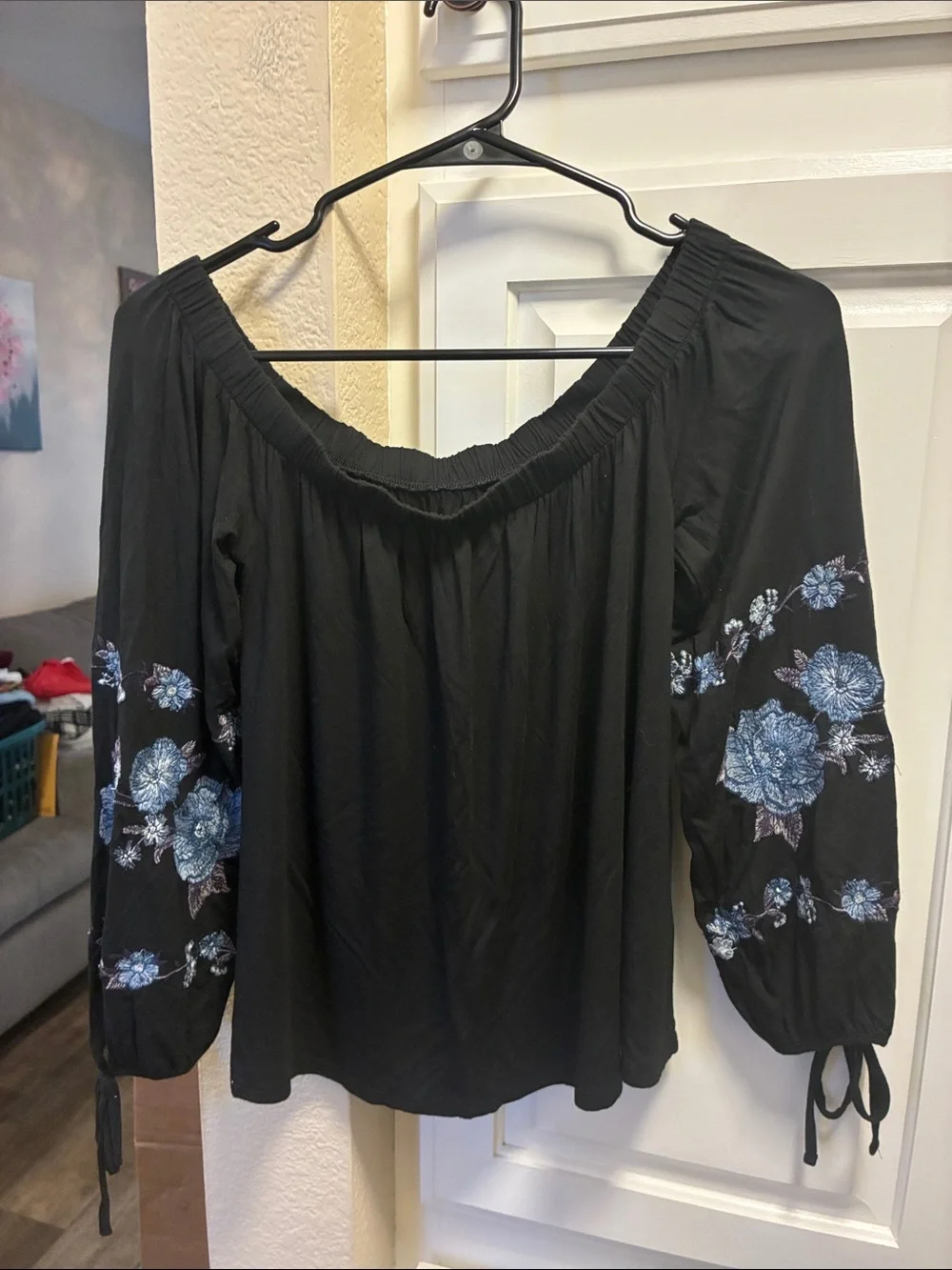 3 for $15 🦋🦋 American Eagle Outfitters off-the-shoulder top w/ floral embroidery